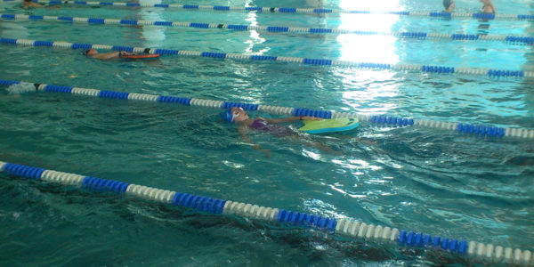 grupowe zajęcia pływanai dzieci